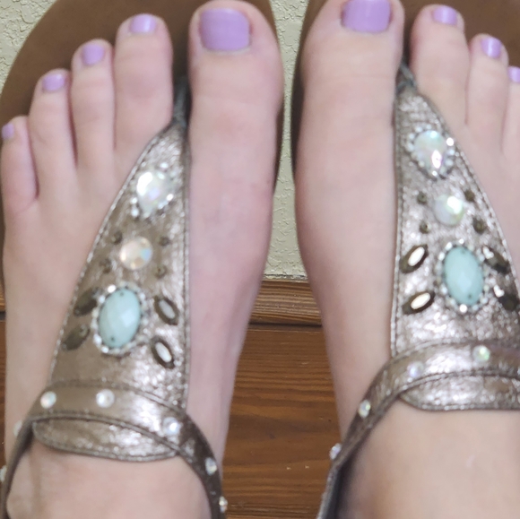 SUPER CUTE~ WOMENS~ MAURICES ~FLAT THONG SANDALS ~SIZE 8~ EXCELLENT CONDITION - Picture 4 of 14